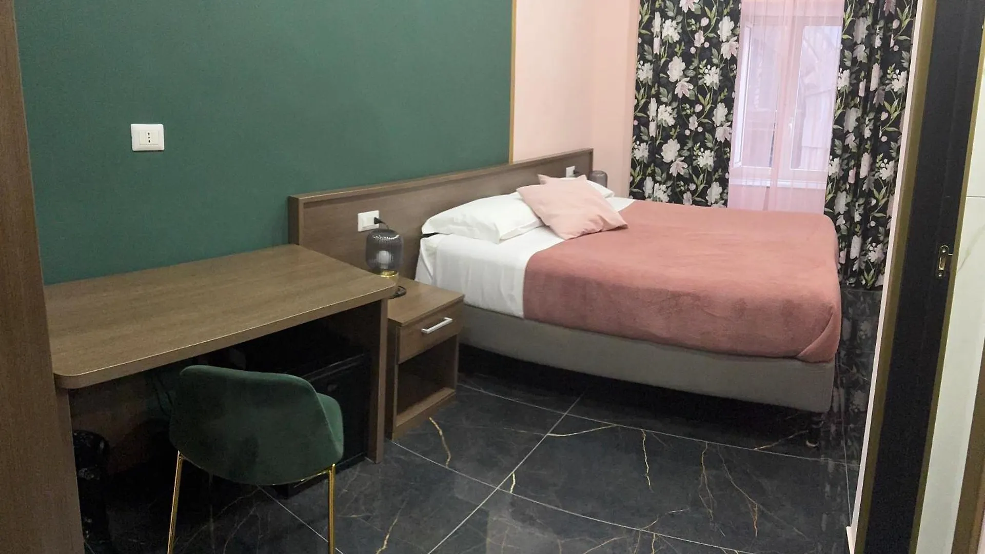 Katarios Suite Νάπολη 0*,  Ιταλία